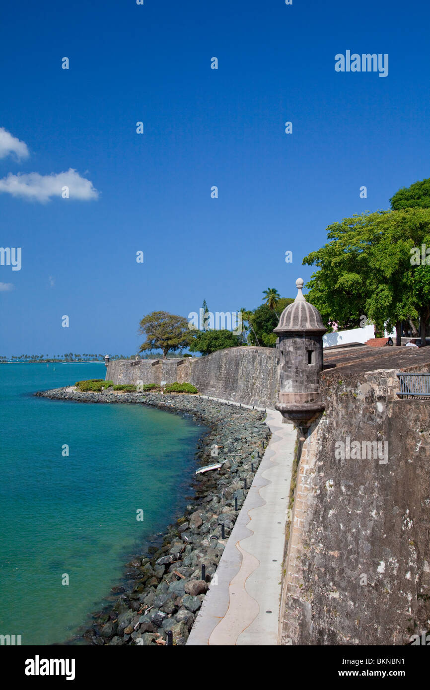 Le mura della città vecchia con garitta e una passeggiata sul mare a San Juan, Puerto Rico, West Indies. Foto Stock