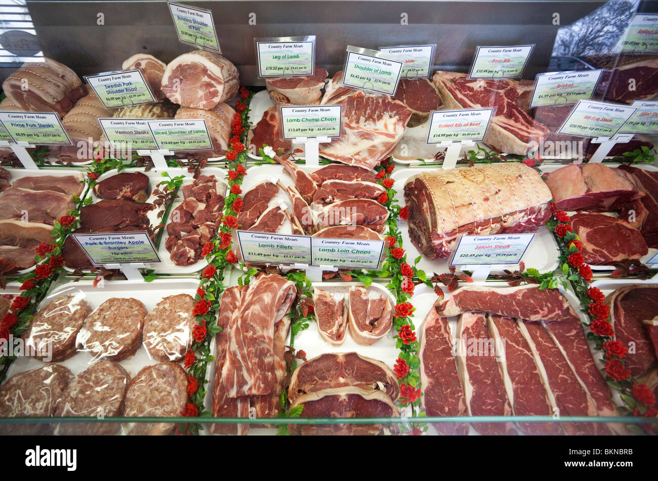 Display di carne presso un negozio di macellaio Foto Stock