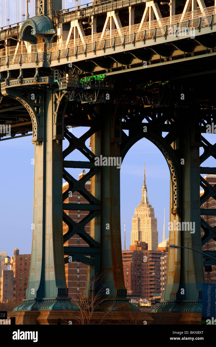L'Empire State Building visto attraverso una torre del ponte di Manhattan, New York City USA Foto Stock