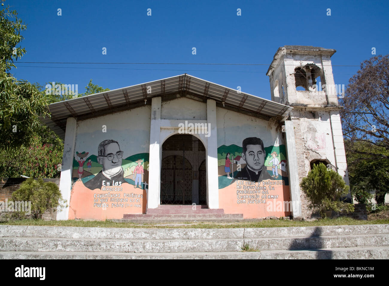 Murale di Oscar Arnulfo Romero e Rutilio Grande sulla parete della Iglesia de Cinquera, Cinquera Cabanas El Salvador Foto Stock