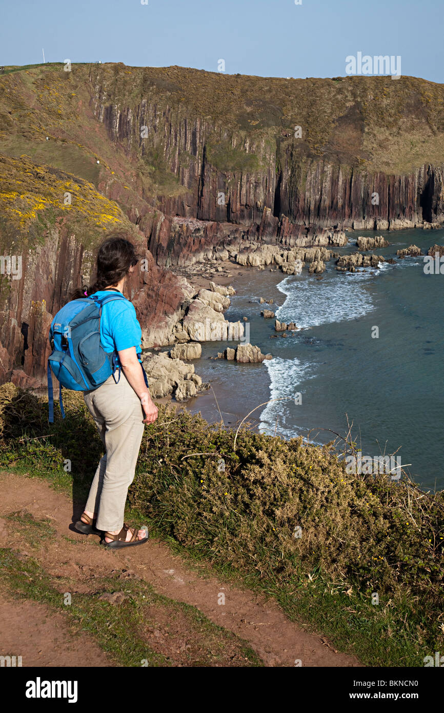 Femmina su walker Il Pembrokeshire Coast path a Manorbier Wales UK Foto Stock