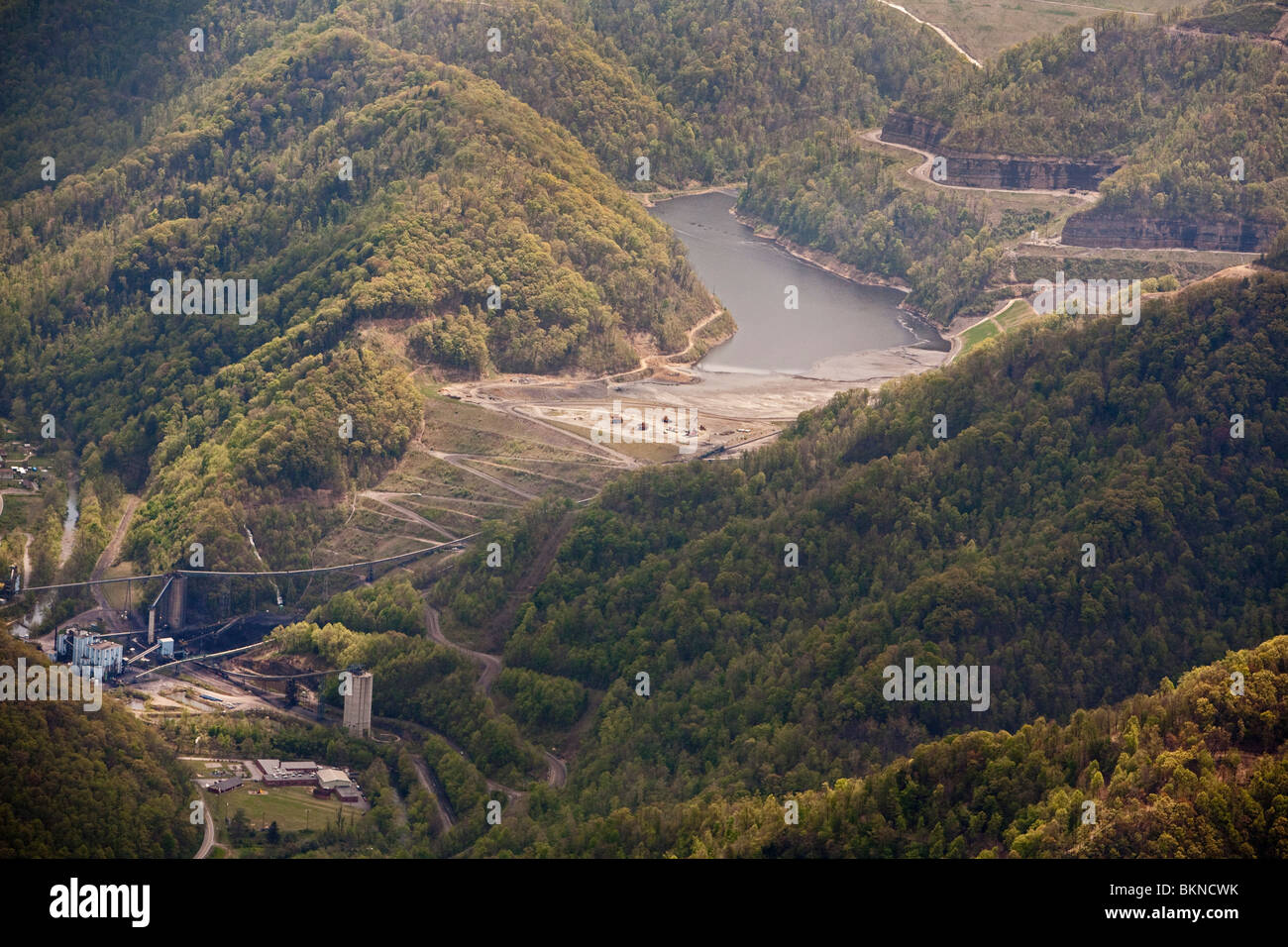 Vista aerea di Massey Energy's Shumate i fanghi di carbone Arginamento sopra Marsh forcella Scuola elementare Foto Stock