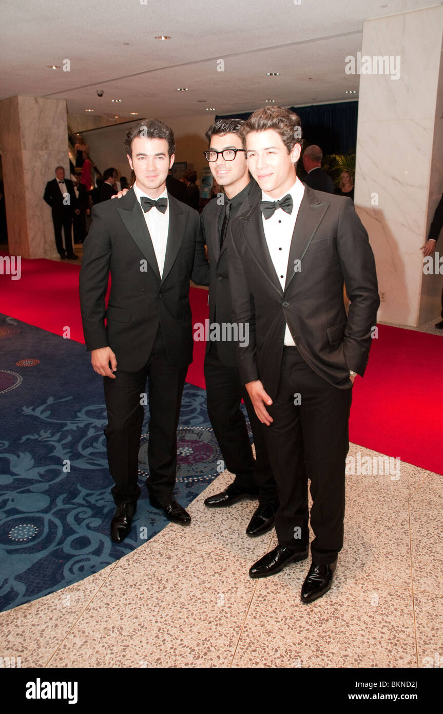 Il Jonas Brothers, Kevin Jonas Joe Jonas , Nick Jonas arrivano alla Casa Bianca corrispondenti' Association cena presso il lavaggio Foto Stock