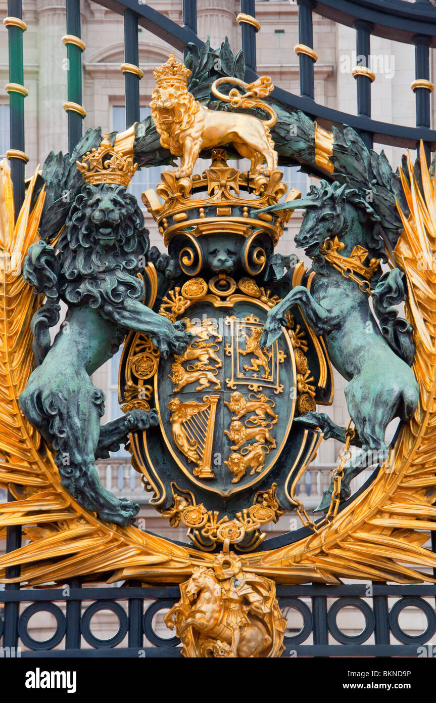 Stemma reale sul cancello di fronte a Buckingham Palace a Londra, Inghilterra. Foto Stock
