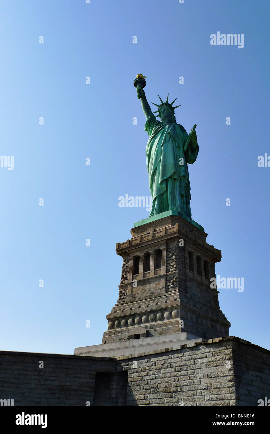 Famoso punto di riferimento americano, la Statua della Libertà di New York City. Foto Stock