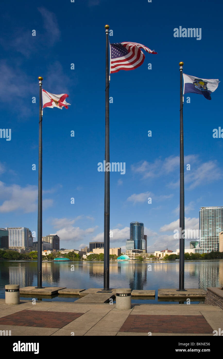 Bandiera poli e bandiere nel parco intorno Lake Eola nel centro cittadino di Orlando in Florida Foto Stock