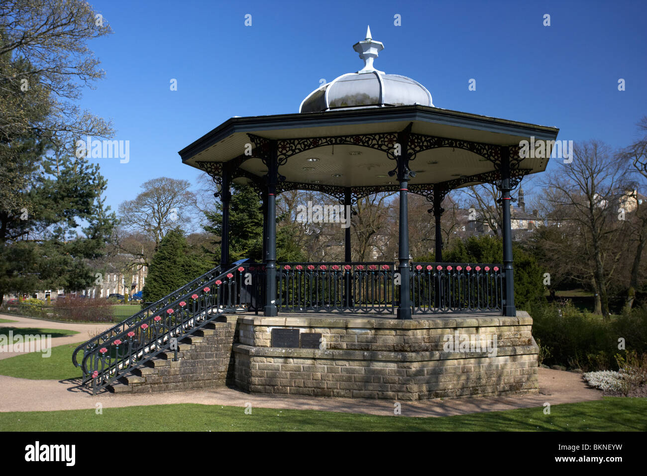 Victorian bandstand nel Pavilion Gardens Buxton Derbyshire England Regno Unito Foto Stock
