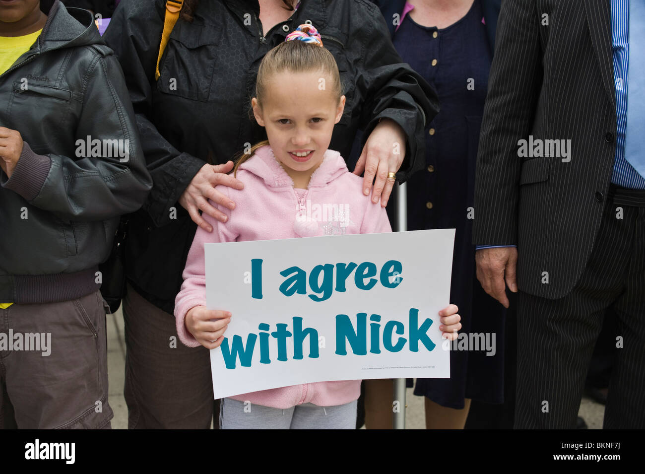 I liberali democratici sostenitori bambino ragazza con CONCORDO CON NICK scheda quando Nick Clegg è stato su una campagna visita Newport South Wales Foto Stock