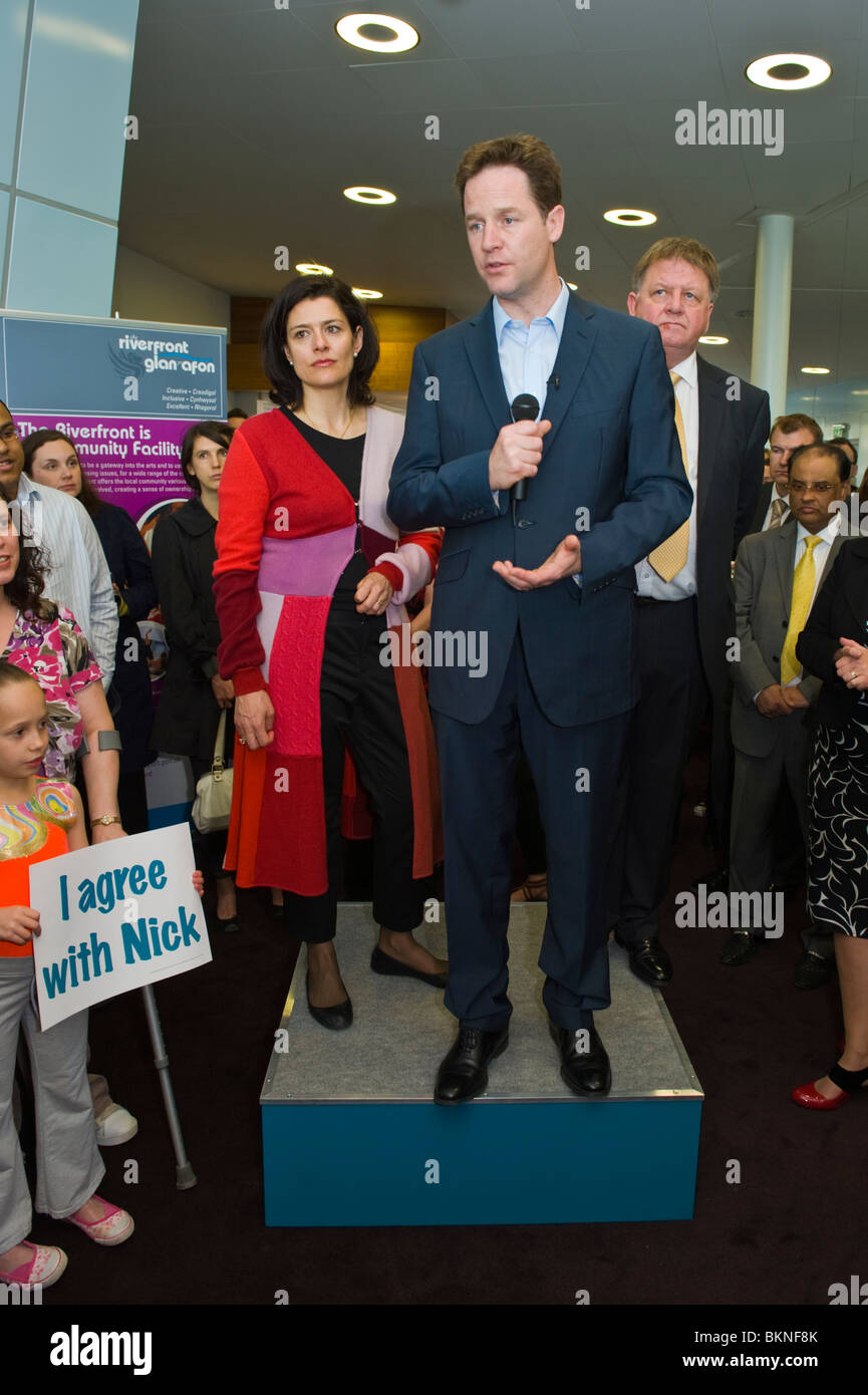 I liberali democratici leader Nick Clegg e moglie Miriam dando un discorso su soapbox mentre su una campagna visita a Newport South Wales Foto Stock