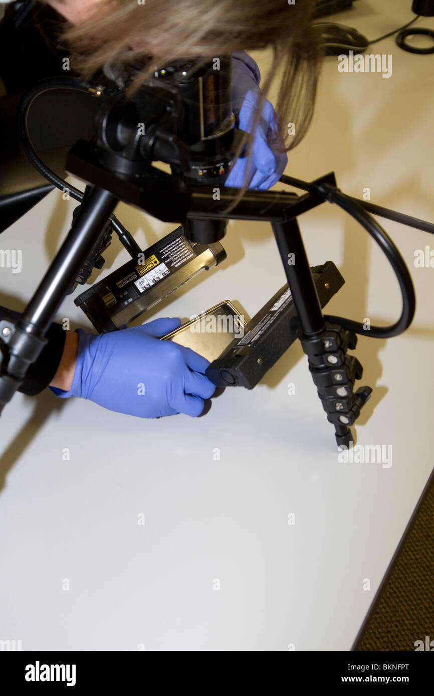 Forensics expert usando RUVIS riflessa ultra-violetta di sistemi di imaging per esaminare le prove. Il Nebraska Stato criminalità patrol Lab. Foto Stock