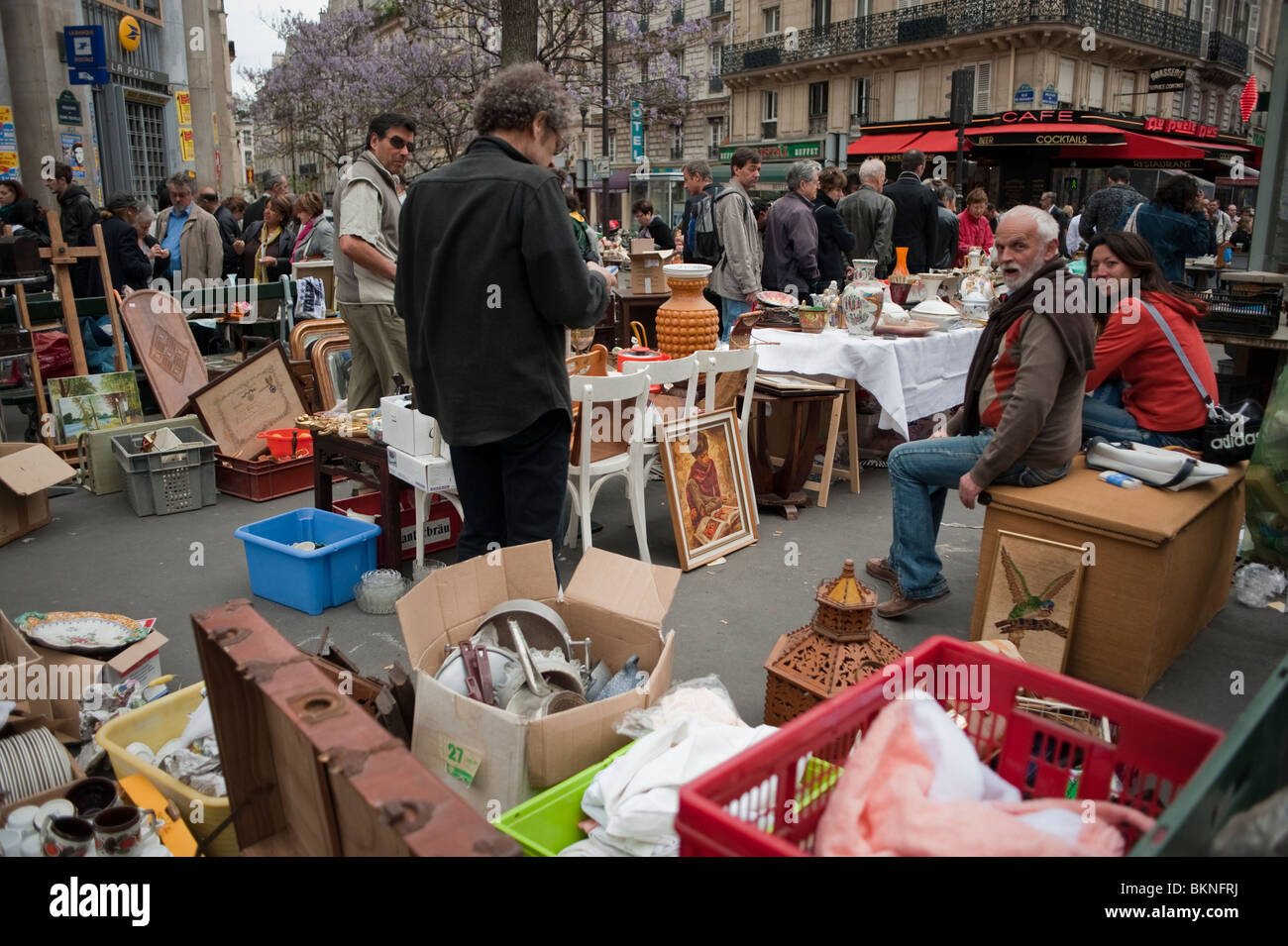 Adulti Shopping in pubblico "Mercato delle pulci 'garage Vendita " sulla strada, "Seconda Mano' merci, Parigi Francia, vintage Foto Stock