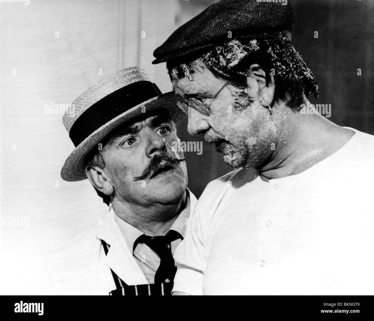 Portare dietro (1975) WINDSOR DAVIES, JACK DOUGLAS COBH 002P Foto Stock