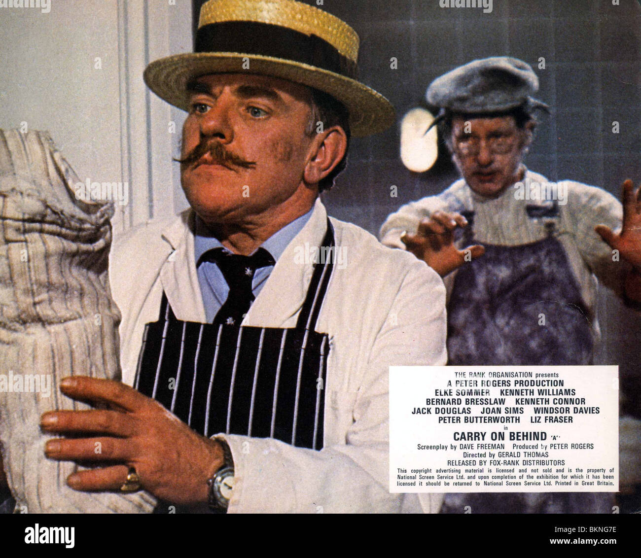 Portare dietro (1975) WINDSOR DAVIES, JACK DOUGLAS COBH 008FOH Foto Stock
