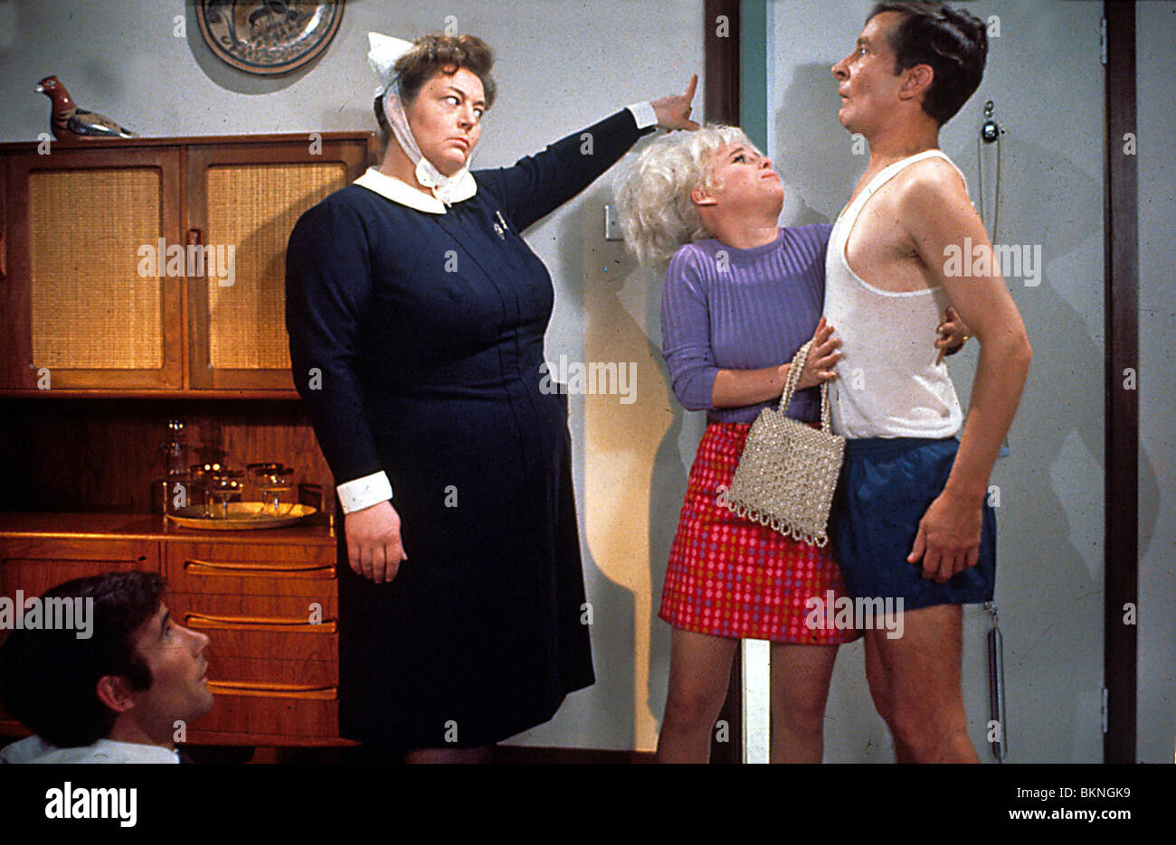 Portare su Doctor (1968) HATTIE JACQUES, BARBARA WINDSOR, KENNETH WILLIAMS, JIM DALE CRDC 007 Foto Stock