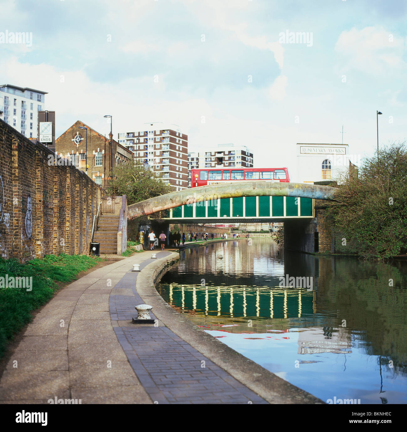 Un rosso double-decker bus attraversando un ponte verde sopra il Regents Canal vicino Hoxton, Londra Inghilterra REGNO UNITO Foto Stock