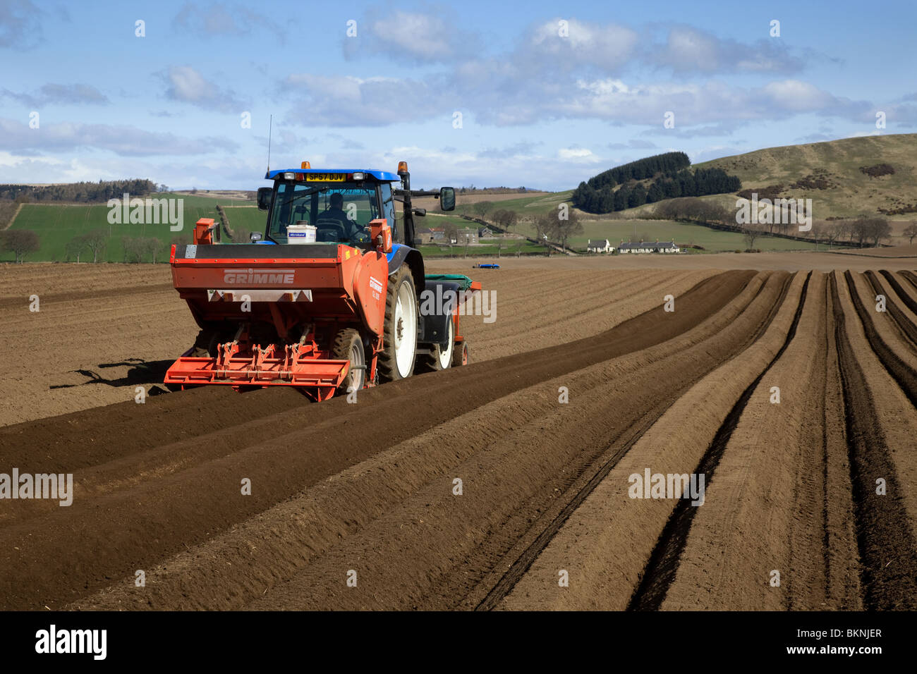 Metodi di irrigazione e coltivazione del solco utilizzati nell'allevamento di patate; Grimme GL 32 B De-lapiding Precision Farm Equipment in fields, Tayside. Scozia, Regno Unito Foto Stock