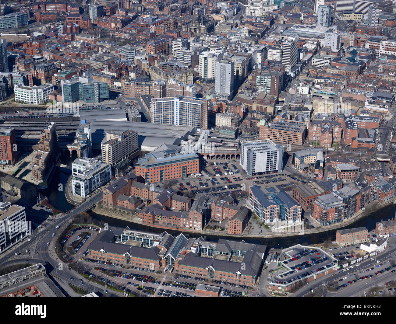 Leeds City Centre, giuridico principale e la zona commerciale, West Yorkshire, nell'Inghilterra del Nord, ASDA HQ in primo piano. Foto Stock