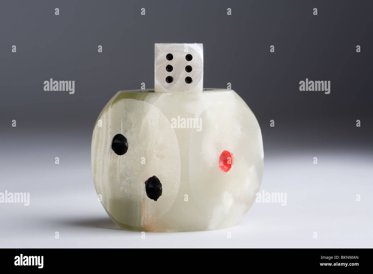 Due dadi cube, isolato Foto Stock