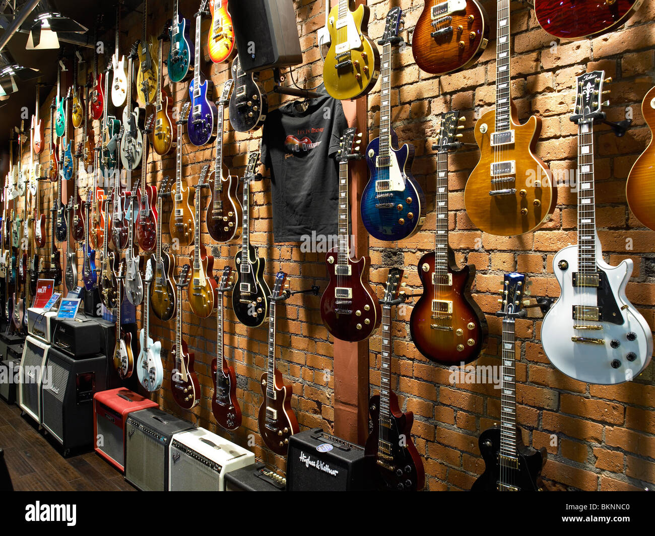 Chitarre sul display a Belfast Guitar Emporium shop. Foto Stock