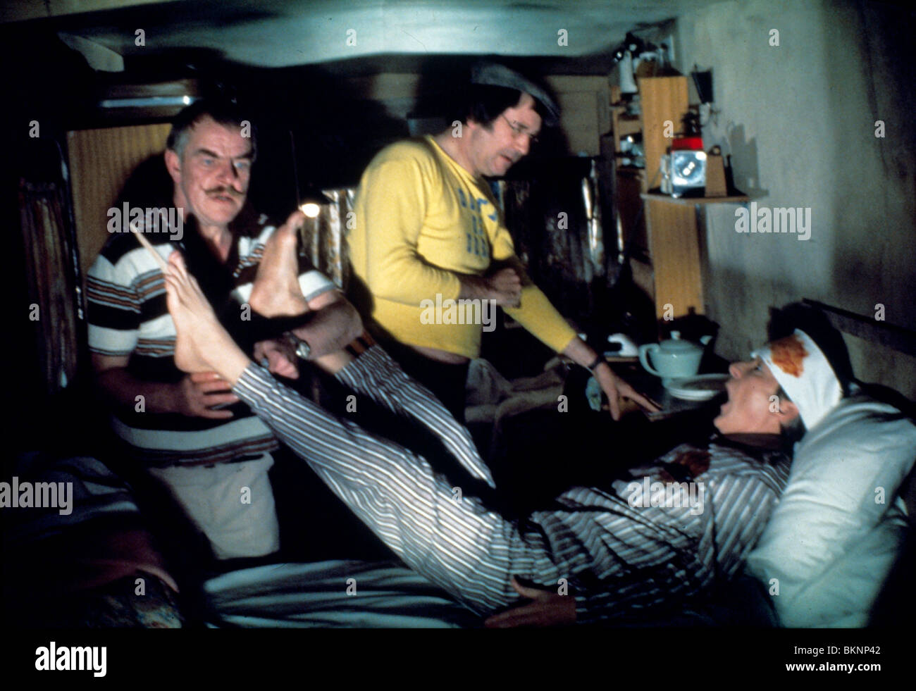 Portare dietro (1975) WINDSOR DAVIES, JACK DOUGLAS, KENNETH WILLIAMS COBH 004 Foto Stock