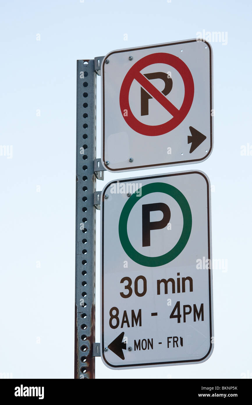 Nessun segno di parcheggio Il parcheggio a sinistra 30 limite min a destra Foto Stock