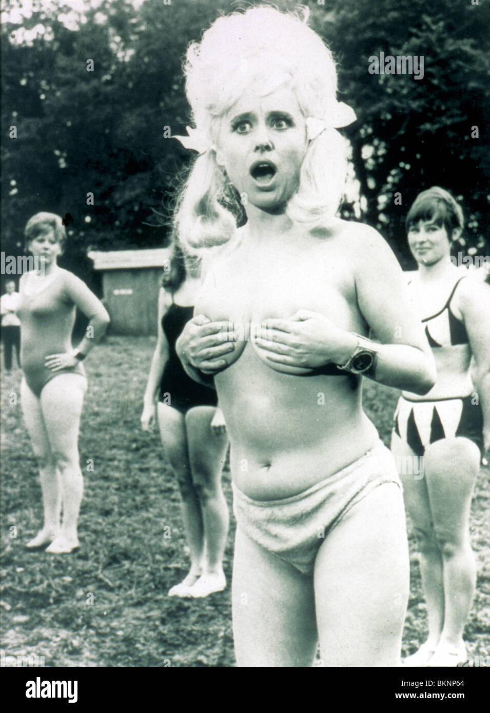 Portare sul campeggio (1969) BARBARA WINDSOR COCP 007 Foto Stock