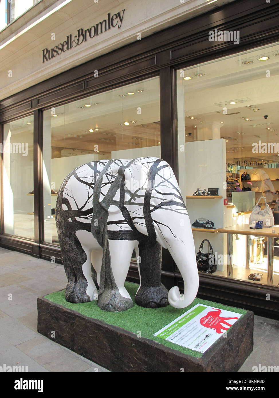 "Elephant Parade' asta di beneficenza decorate artista London 2010 specie in via di estinzione Foto Stock