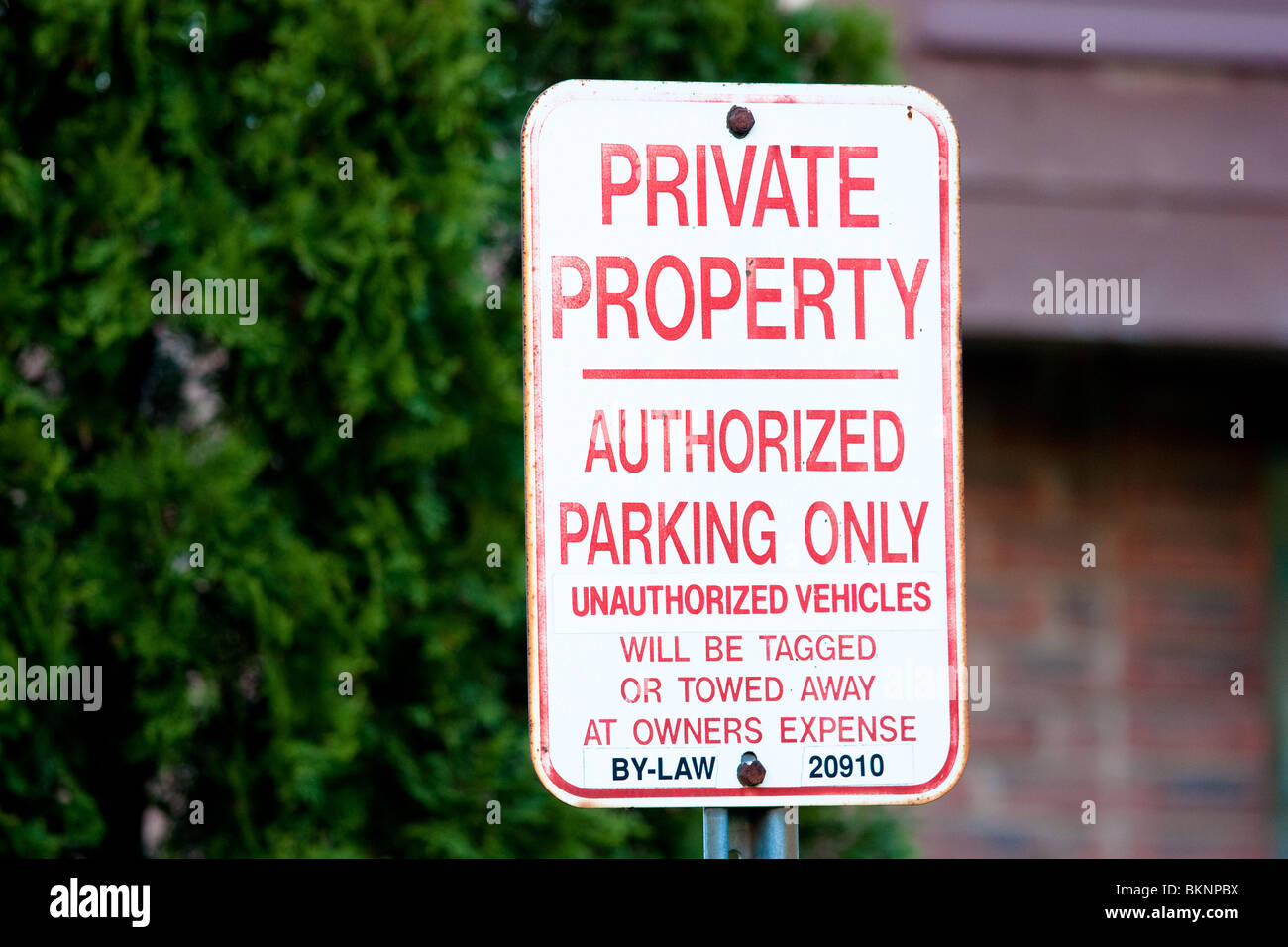 La proprietà privata parcheggio autorizzato solo firmare i veicoli non autorizzati saranno etichettati o trainato a spese del proprietario Foto Stock