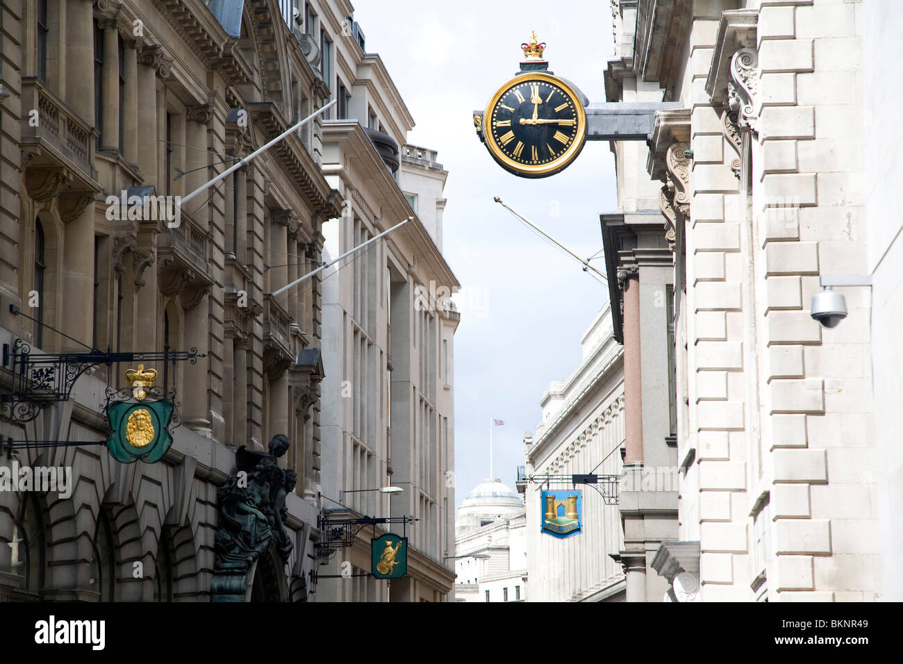 Orologio storico e indicazioni stradali su edifici, Lombard Street, Londra, Inghilterra Foto Stock