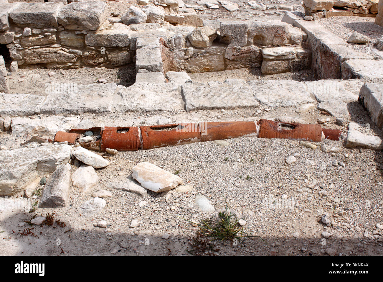 Tubature esposte entro le rovine di KOURION A EPISKOPI sull'isola di Cipro. Foto Stock