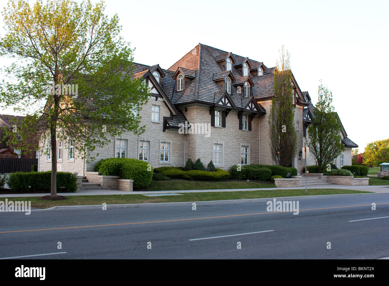 House mansion in mattoni bianchi ricchi di lusso casa famiglia Foto Stock
