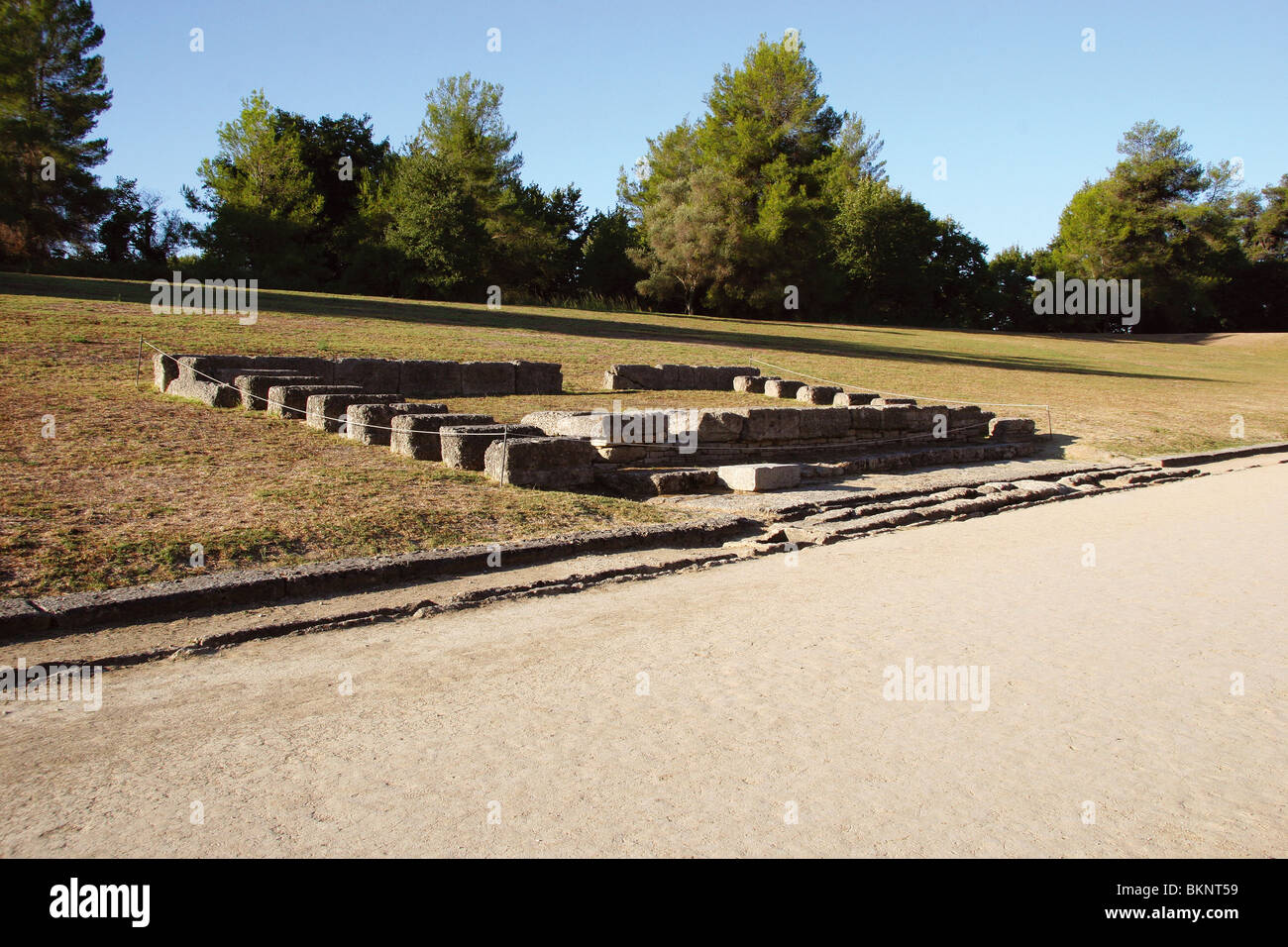 Santuario di Olympia. L'antico stadio Olimpico. I giudici piattaforma (Hellanodikes). L'est del sito archeologico. La Grecia. Foto Stock