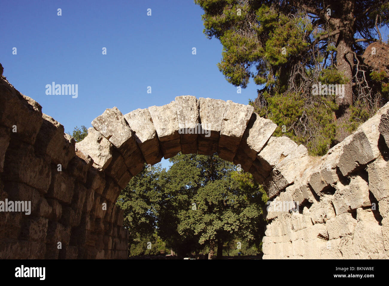 Santuario di Olympia. Ingresso allo stadio olimpico. Arco in pietra. III A.C. Elis. Peloponneso. La Grecia. Foto Stock