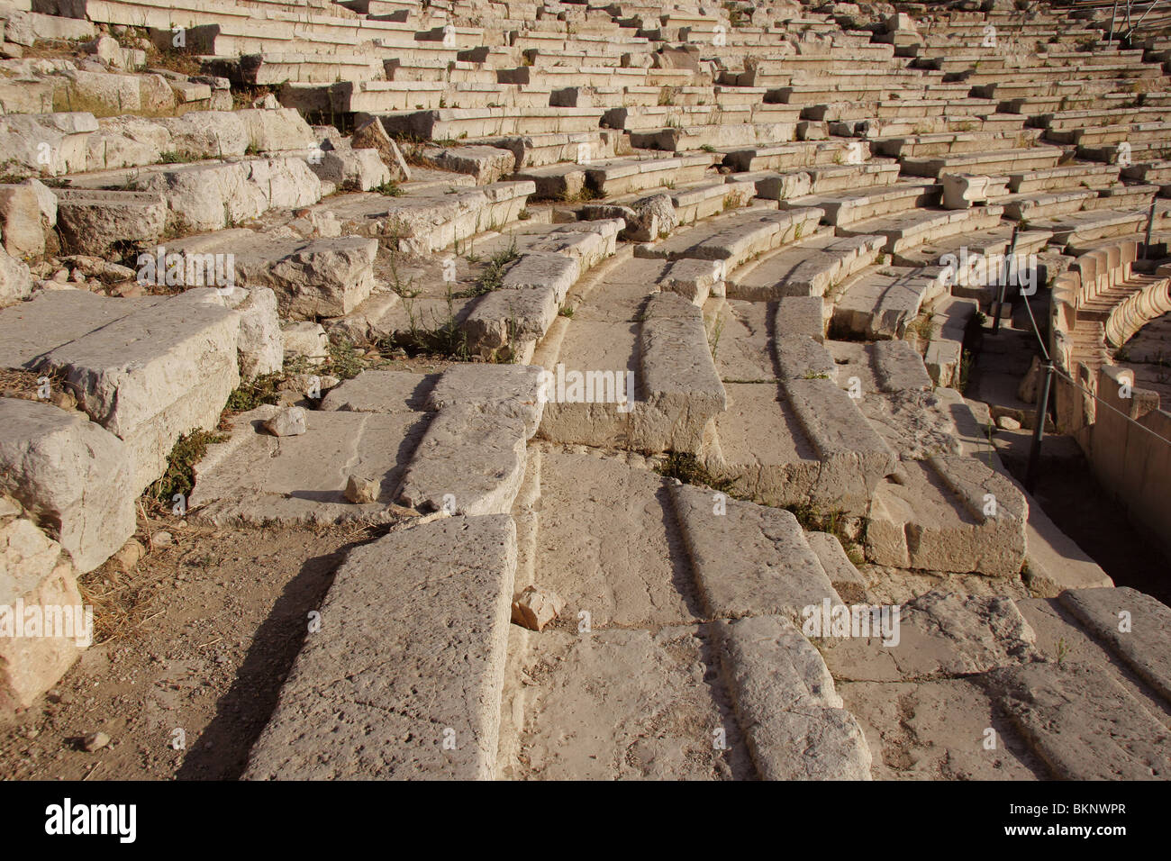 Il Teatro di Dioniso. Costruito al piede dell'Acropoli.( V a.C.). Dettaglio del Koilon o Theatron. Atene. La Grecia. Foto Stock