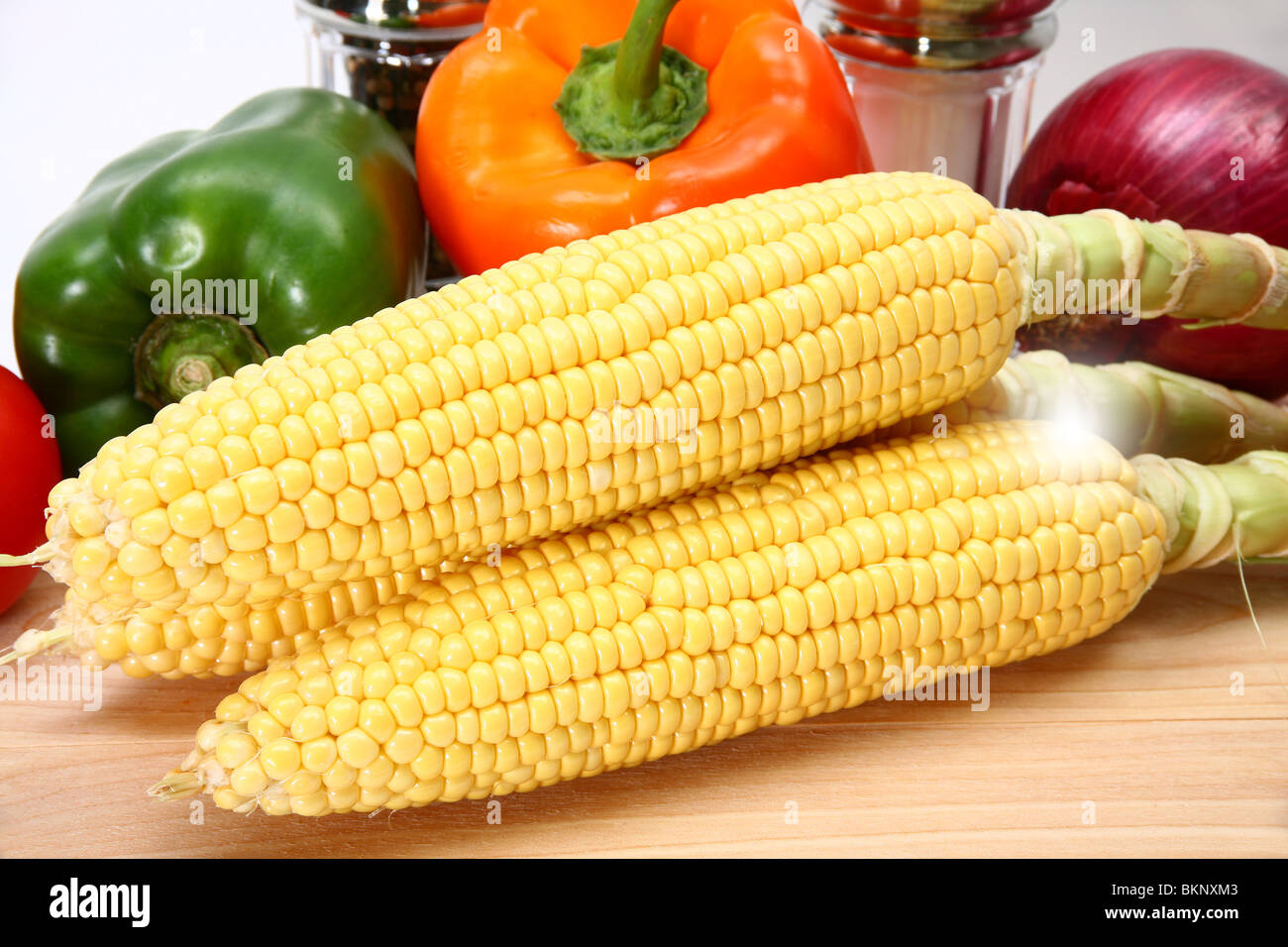 Chiudere fino a tre spighe di grano sul bordo di taglio. Foto Stock