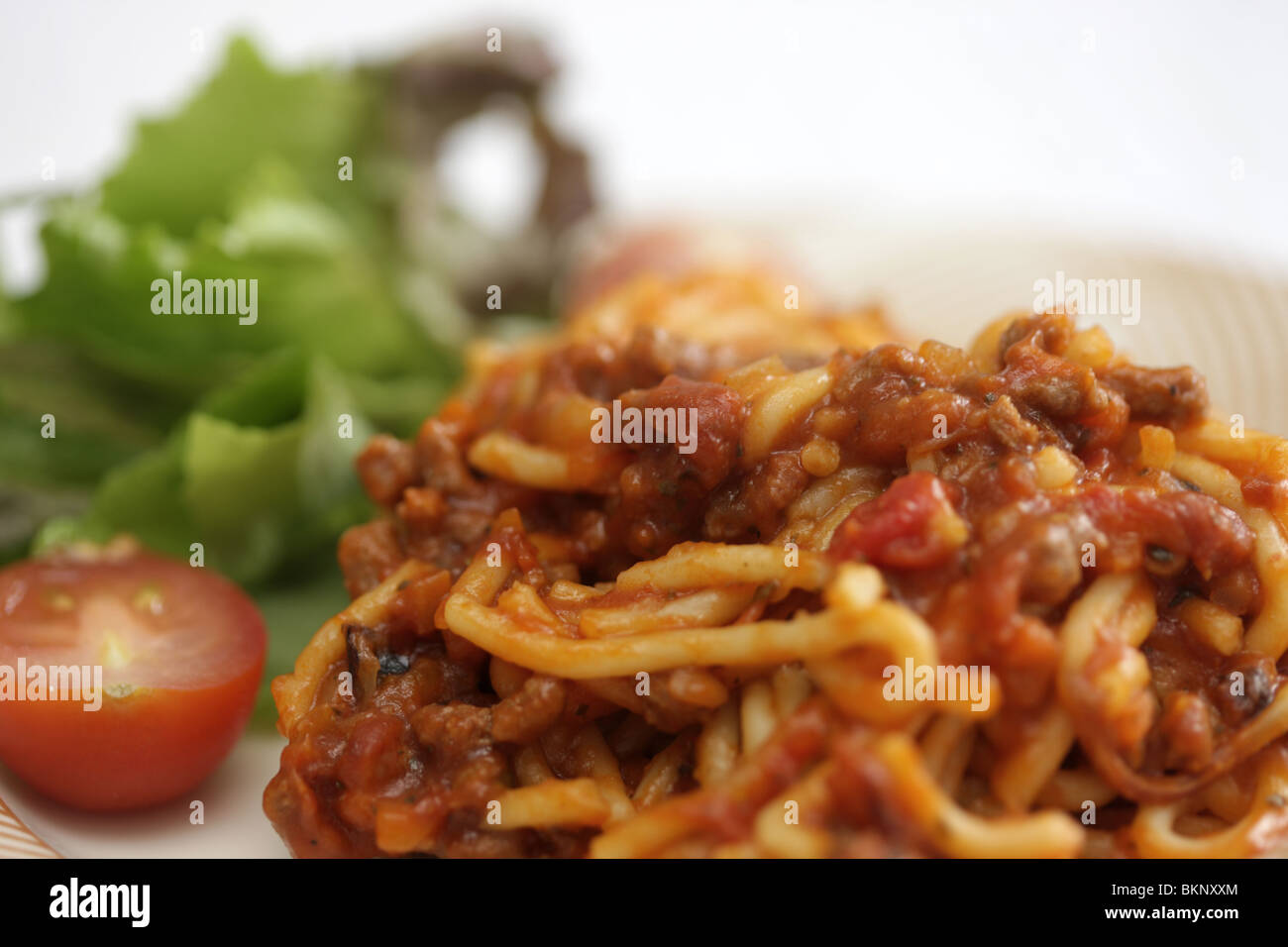 Spaghetti alla bolognese con insalata Foto Stock