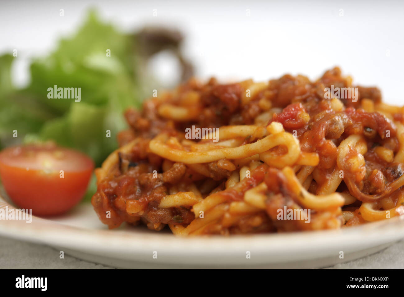 Spaghetti alla bolognese con insalata Foto Stock