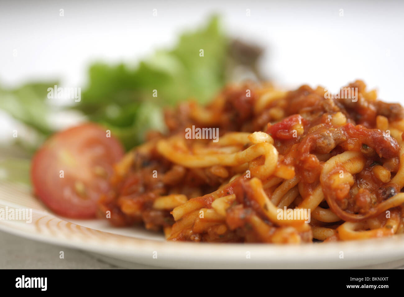 Spaghetti alla bolognese con insalata Foto Stock