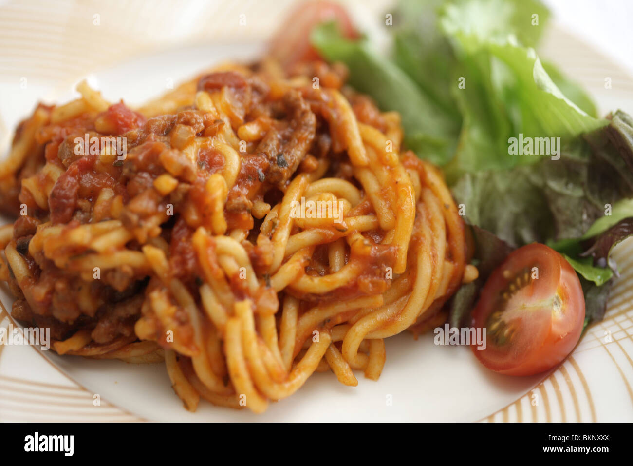 Spaghetti alla bolognese con insalata Foto Stock