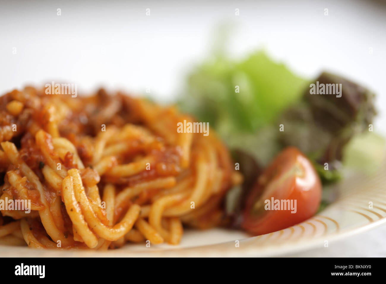 Spaghetti alla bolognese con insalata Foto Stock