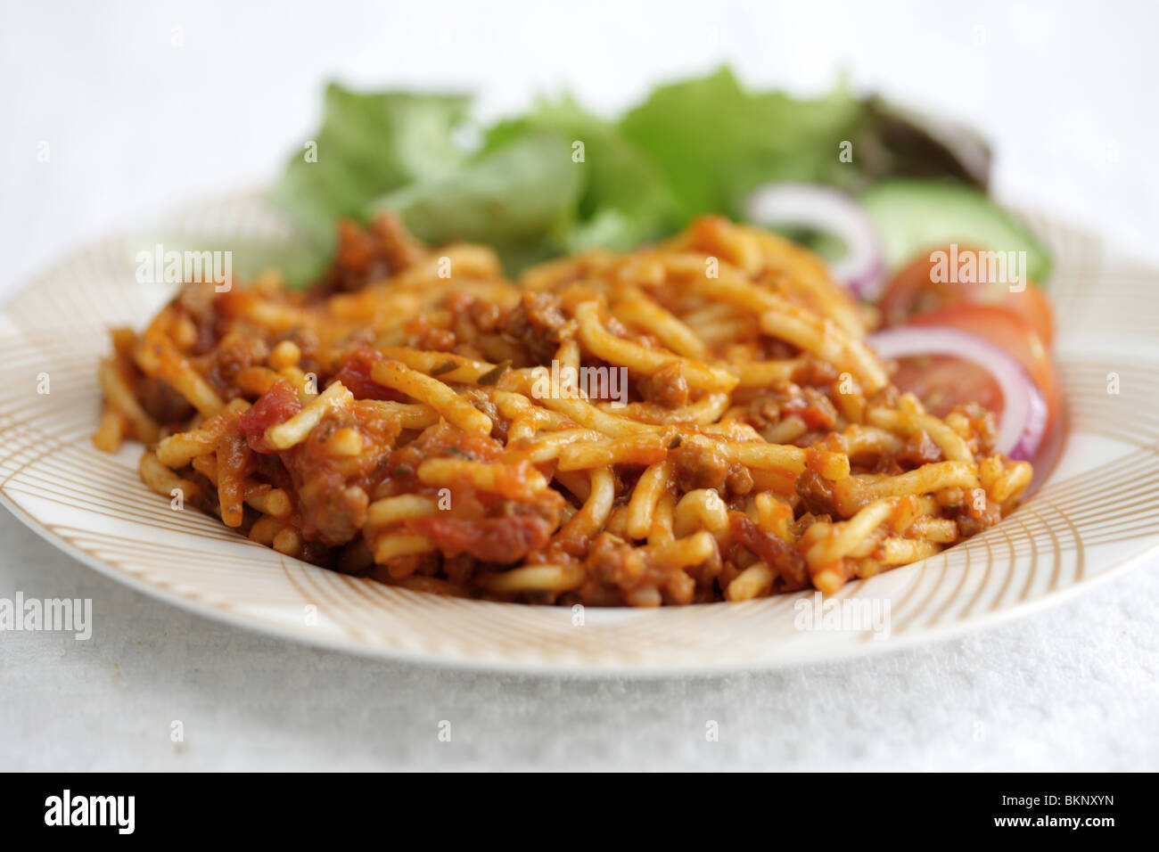 Autentico Stile Italiano freschi Spaghetti alla Bolognese con insalata e nessun popolo Foto Stock