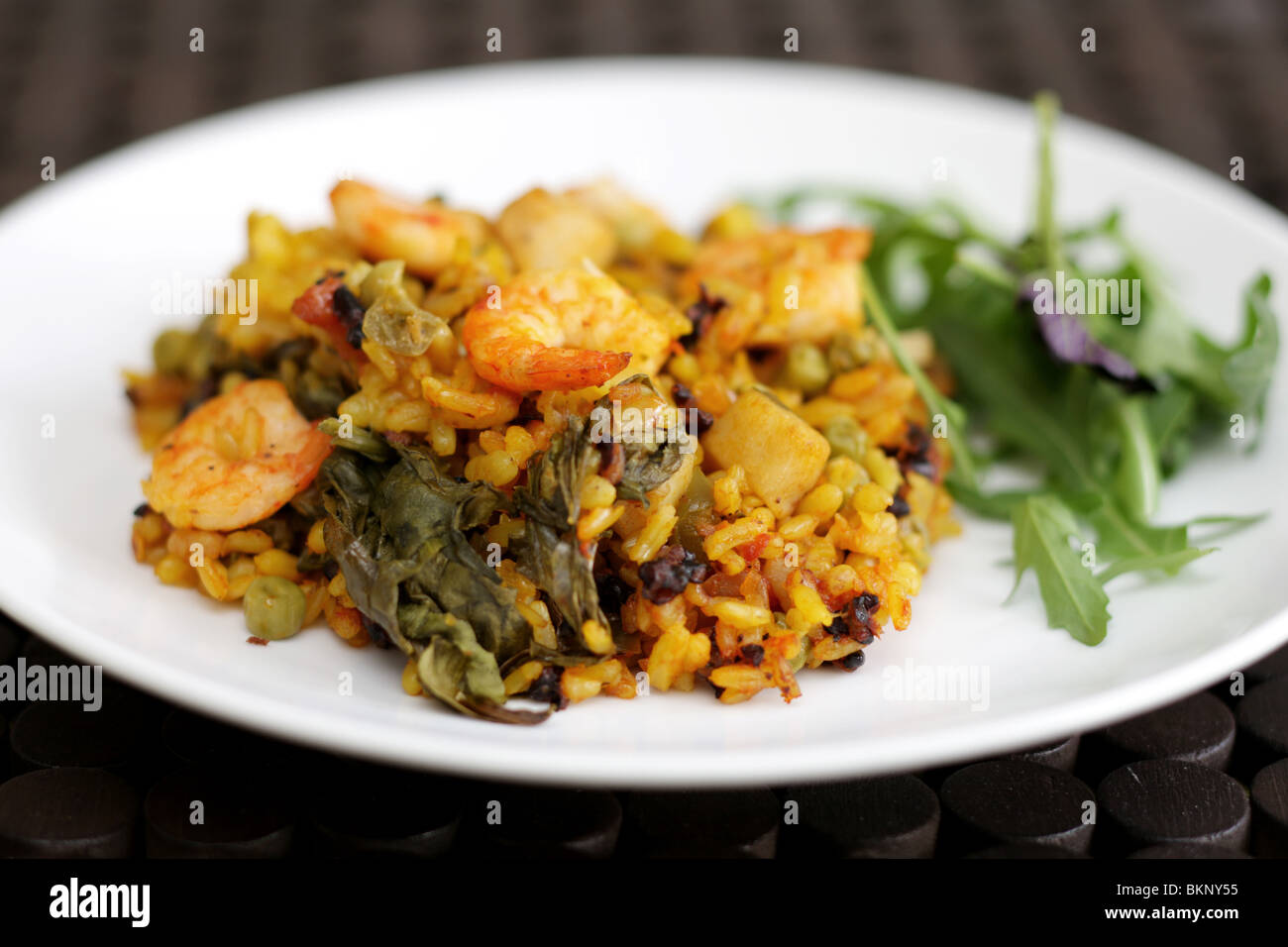 Preparate di fresco sano stile mediterraneo re di gamberi e capesante Paella con riso e nessun popolo Foto Stock