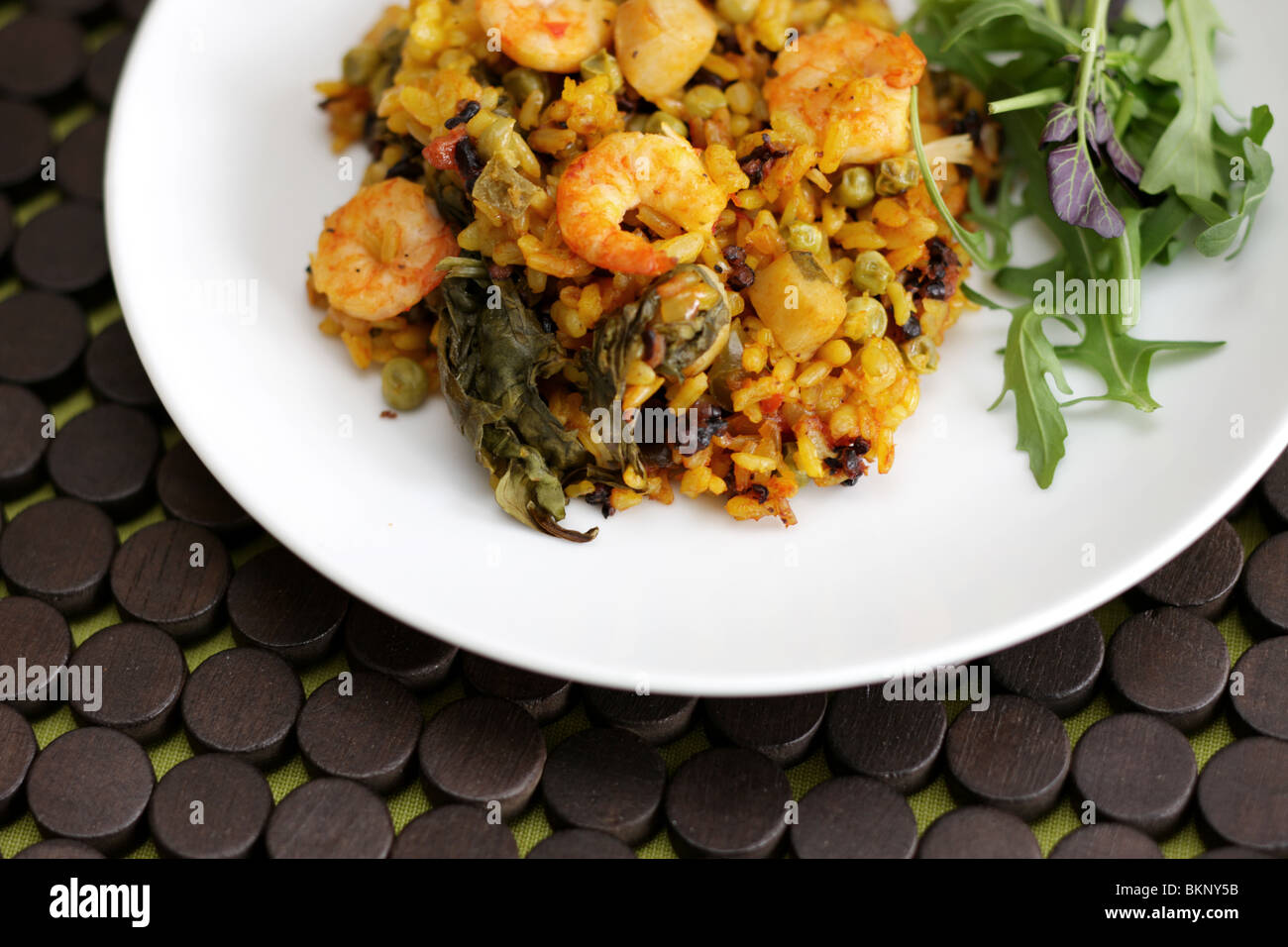 Preparate di fresco sano stile mediterraneo re di gamberi e capesante Paella con riso e nessun popolo Foto Stock
