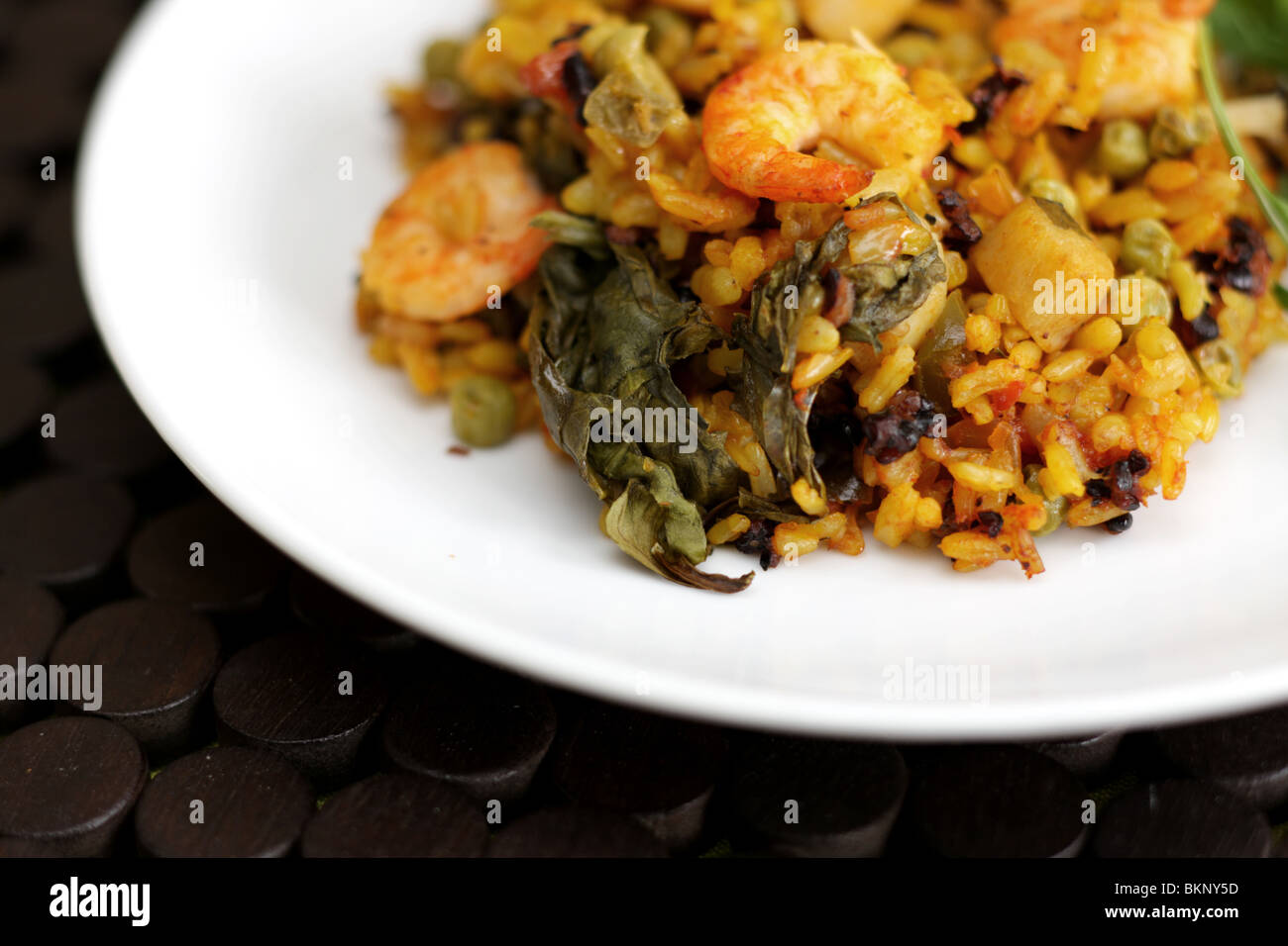 Preparate di fresco sano stile mediterraneo re di gamberi e capesante Paella con riso e nessun popolo Foto Stock