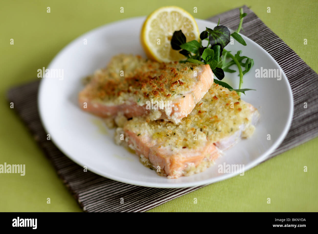 Autentica sana Filetto di salmone alla griglia o Bistecca con un pesto croccante crosta e nessun popolo Foto Stock