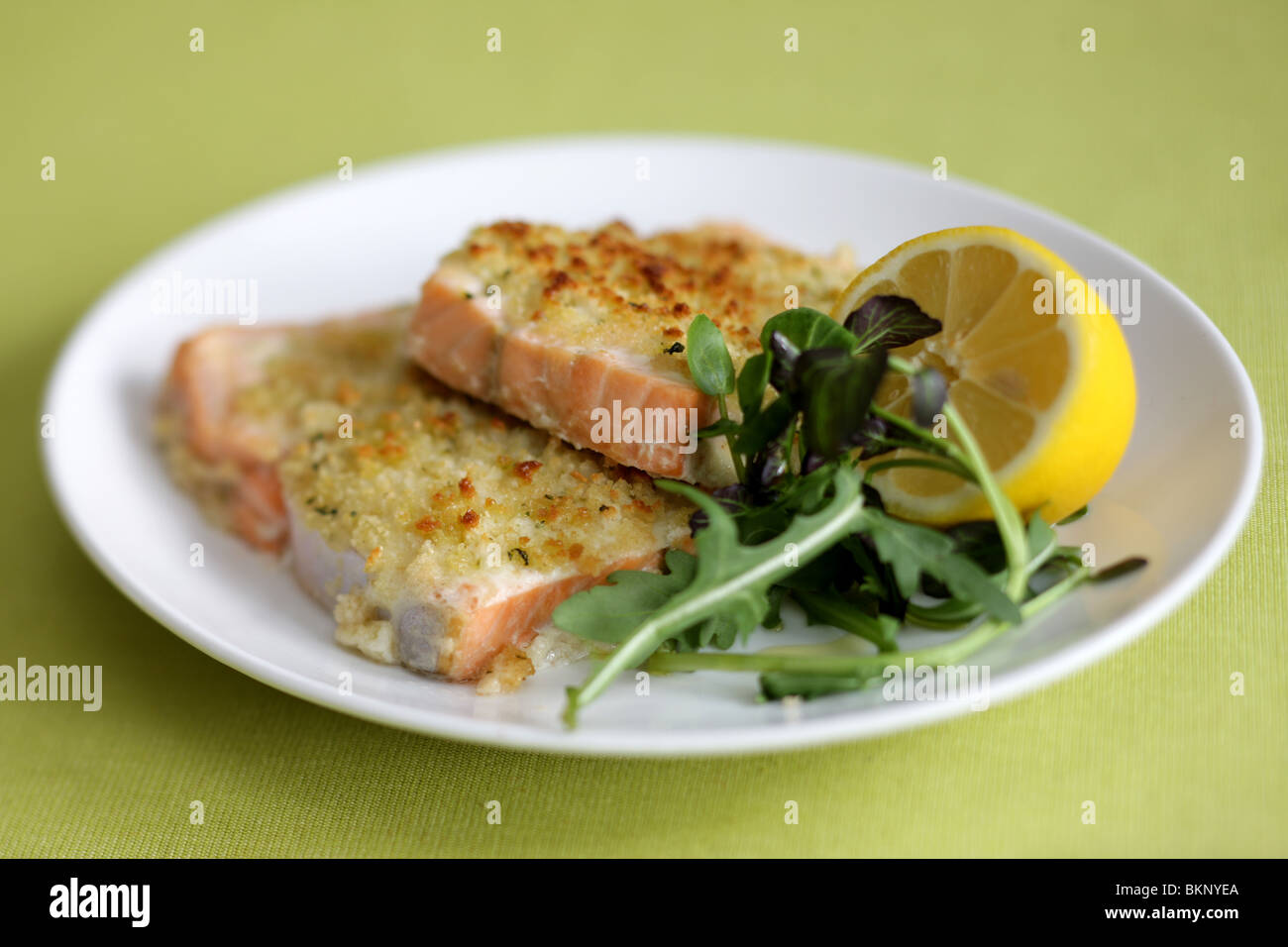 Autentica sana Filetto di salmone alla griglia o Bistecca con un pesto croccante crosta e nessun popolo Foto Stock