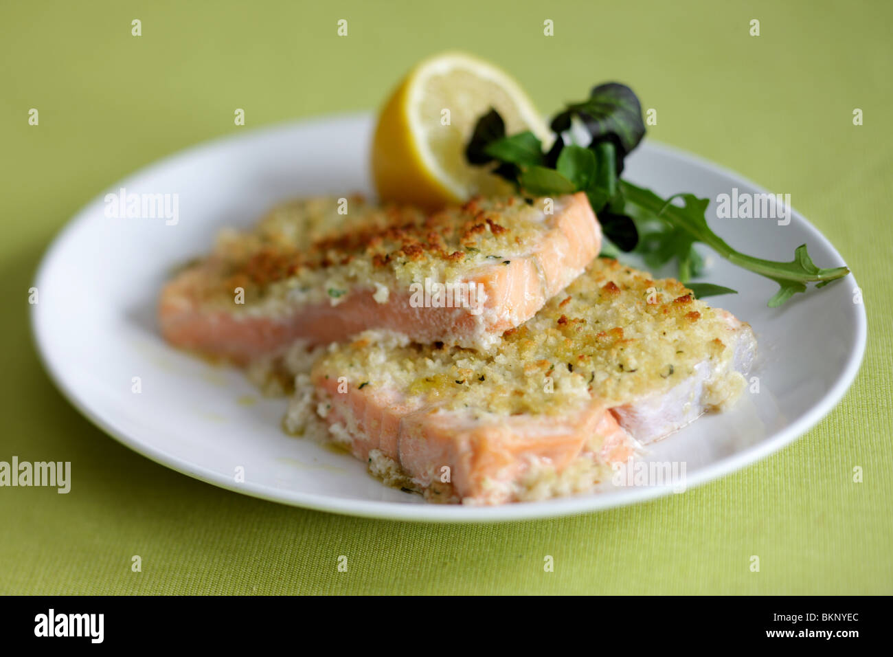 Autentica sana Filetto di salmone alla griglia o Bistecca con un pesto croccante crosta e nessun popolo Foto Stock