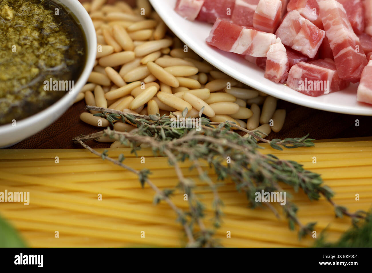 Fresco italiano autentico o cucina mediterranea ingredienti di Bacon, Lardons Linguini Pasta con erbe aromatiche Pesto pinoli e nessun popolo Foto Stock