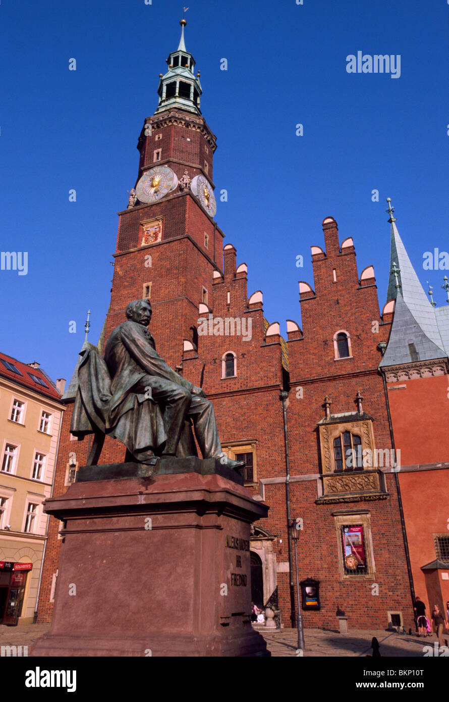 Wroclaw, Polonia, Aprile 2010 -- Municipio sul Rynek (piazza del mercato) e seduto statua di Alexander Fredro (drammaturgo polacco, Foto Stock