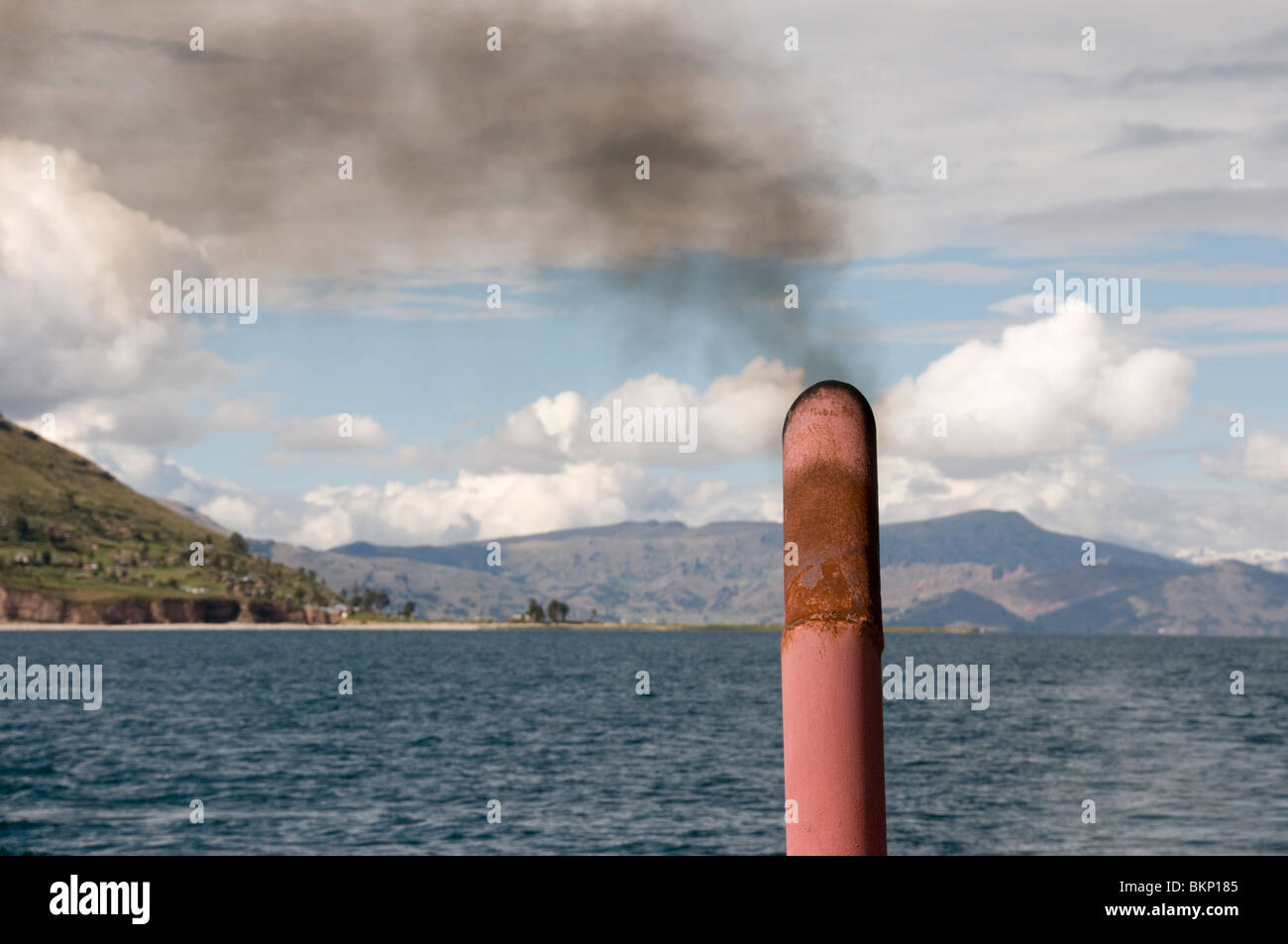Inquinamento da una barca sul lago Titicaca Foto Stock